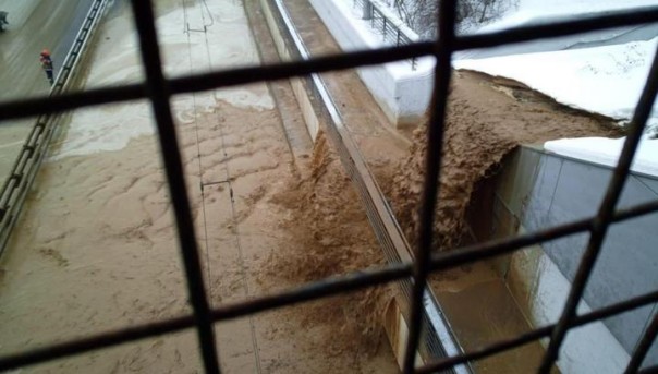 В столичном Тушине после провала грунта затопило тоннель. Остановить поток не удается
