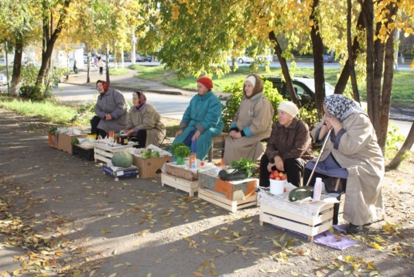 Молча оплатил 25 покупок бабушкам