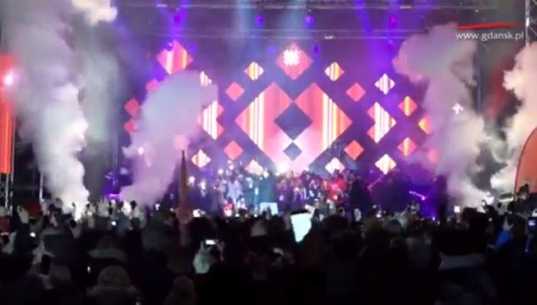 Нападение с ножом на мэра Гданьска сняли на видео. Преступник прошел на концерт по удостоверению СМИ