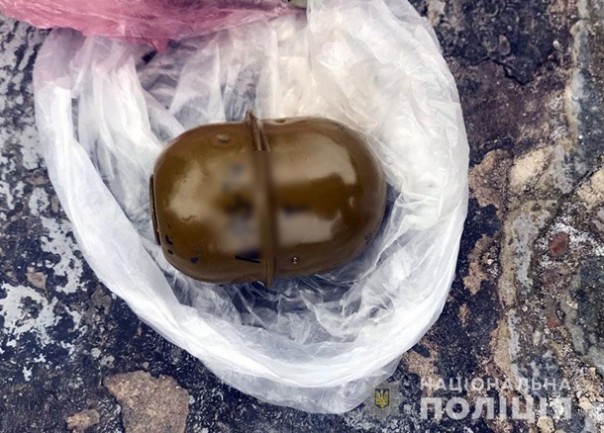 На бутылку не хватает: В Херсонской области мужчина пытался продать гранату прохожим