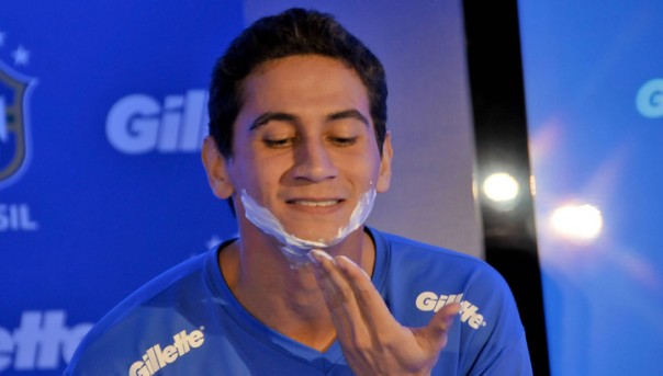 Gillette отказались от слогана "Лучше для мужчины нет" в угоду феминисткам