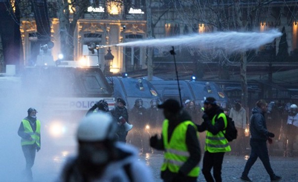 Одиннадцатая неделя протестов «жёлтых жилетов» во Франции. На акцию в Париже полицейские приехали на броневиках