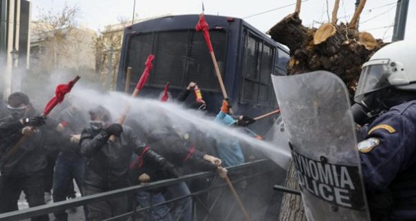 В Германии бастуют аэропорты, в Греции протестующие учителя дерутся с полицией