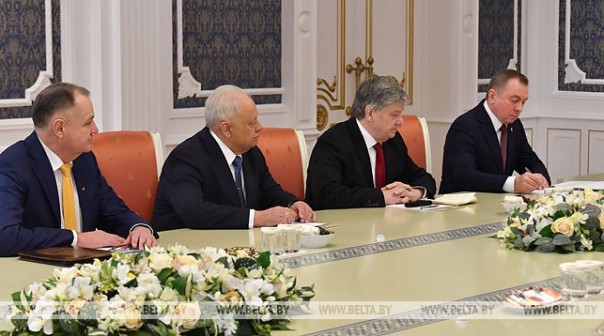 Лукашенко ответил на упреки в том, что Беларусь заправляет украинские танки
