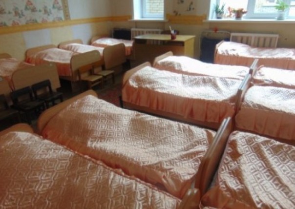 В Житомире в детском саду воспитательница снимала со спящих детей золото