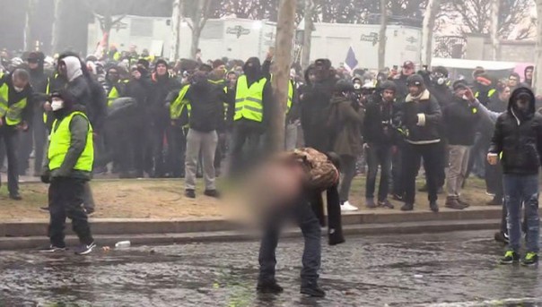 К протестам "желтых жилетов" во Франции присоединились "Красные ручки" | "Желтые жилеты" в Бельгии атаковали группу журналистов