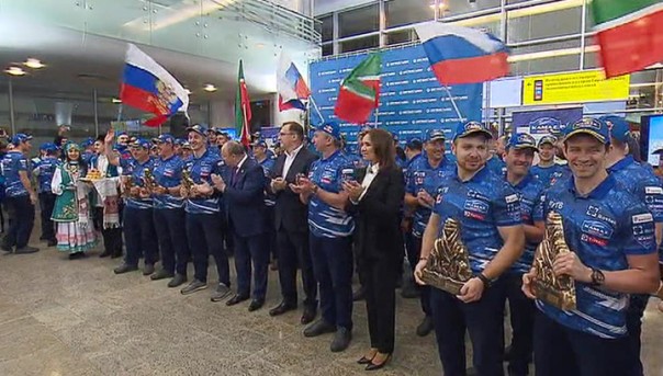 Команда "КамАЗ-мастер" вернулась в Россию после рекордной победы на ралли "Дакар"