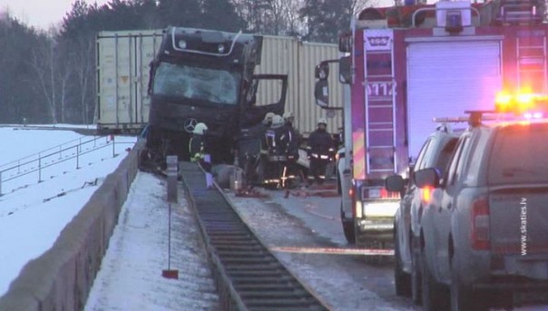 В Латвии грузовик вооруженных сил Эстонии столкнулся с бензовозом