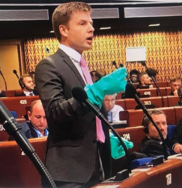 Гончаренко устроил скандал в ПАСЕ из-за выступления сербского депутата о Крыме на русском языке