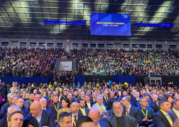 "Быстро хлопай!": Участников форума Тимошенко в Киеве заставляли аплодировать по команде