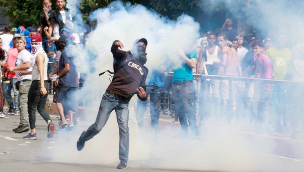 Очевидцы и журналисты сообщили о взрыве и стрельбе в Каракасе