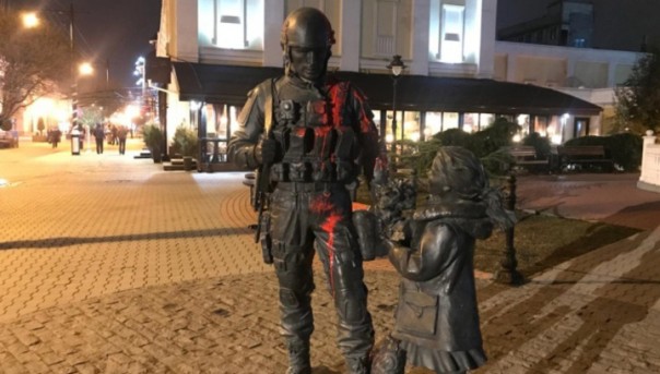 Пьяный вандал осквернил памятник "вежливым людям" в Симферополе