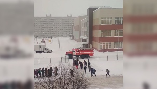 Новая волна минирования: школы и больницы эвакуируют сразу в нескольких регионах России