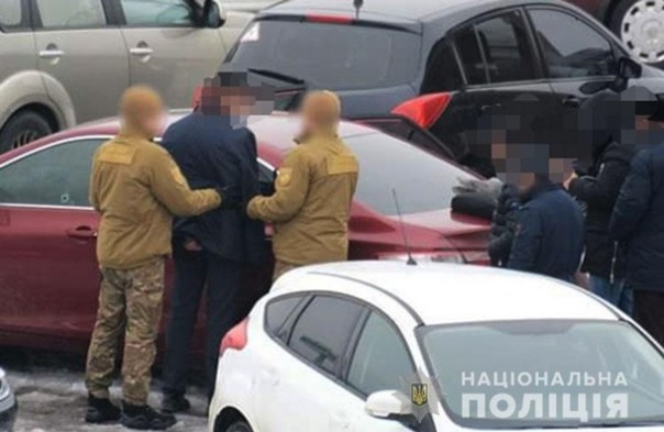 Полиция Киева со стрельбой задержала чиновника | В Черкасской области на взятке задержали командира воинской части