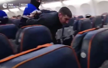 Появилось видео штурма самолета Сургут-Москва после попытки угона
