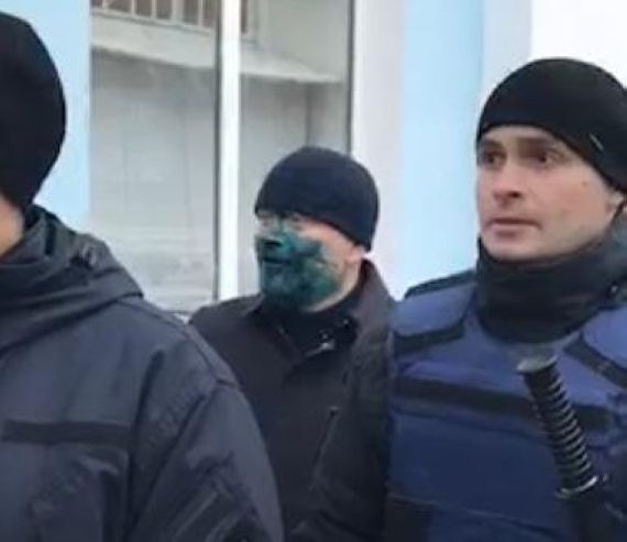 Кандидата в президенты Вилкула в Бердянске облили зеленкой