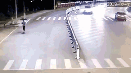 Появилось пугающее видео, где бегун чудом спасается от несущегося на него авто