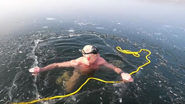 Видео, на котором дайвер из Чехии плывет подо льдом озера, поразило Сеть