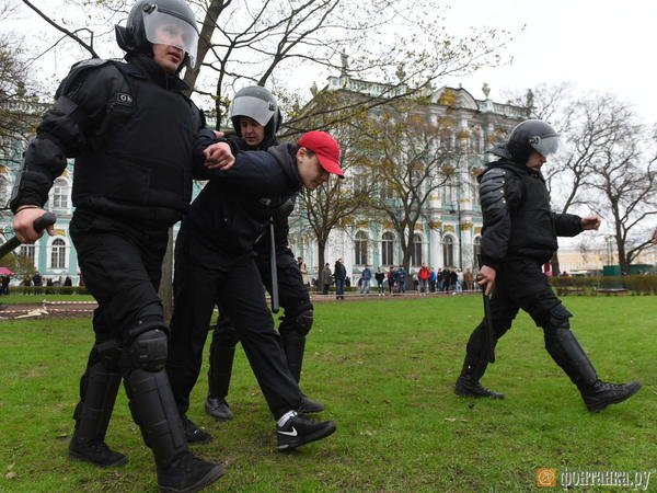 В Петербурге сторонников Навального оштрафовали на 7 млн руб за вытоптанный газон