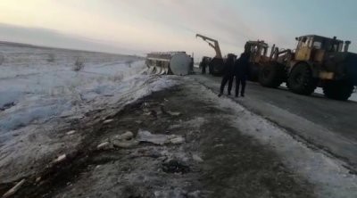 «Спиртовые реки»: в Казахстане жители ведрами собирают спирт после аварии, в которой перевернулся спиртовоз