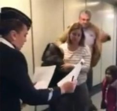 Американского дебошира с супругой и дочкой сняли с рейса в Шереметьево (Видео)