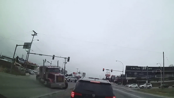 Очевидцы сняли жуткое видео, где их сносит потерявший управление грузовик