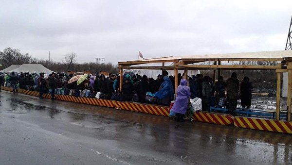 Укрофашисты открыли огонь по очереди на КПП "Майорск", ранены два человека