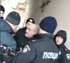 Недовольного пенсионера скрутили и утащили со встречи с Порошенко в Харькове