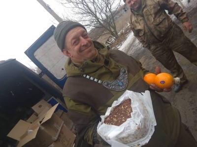 Вместо свастики герб Украины. 