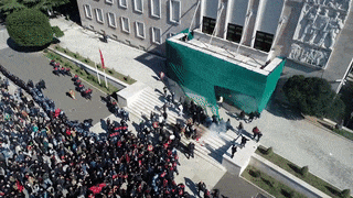 В Албании протестующие атаковали резиденцию премьер-министра — видео
