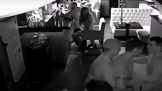 В Уфе полицейские подрались с посетителями бара — видео