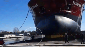 В Нидерландах соскользнувший корабль едва не убил человека — видео