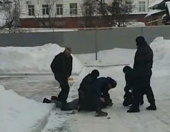 В Ижевске задержали группу ритуальщиков-вымогателей | Губернатор потребовал разобраться в скандале с покойником в гробу у мэрии