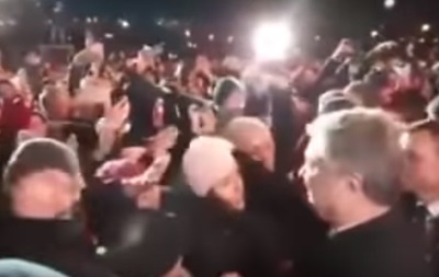 Порошенко в толпе сорвал шапку с девушки