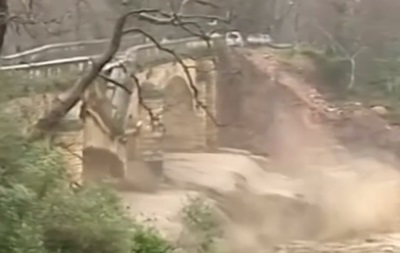 На острове Крит в прямом эфире упал мост