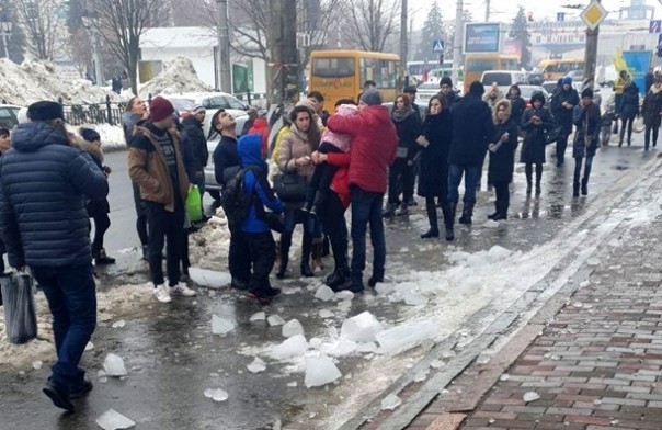 В Полтаве на ребенка упала ледяная глыба | В Полтаве от снега обрушилась крыша рынка | На жителя Львова упала часть фасада дома