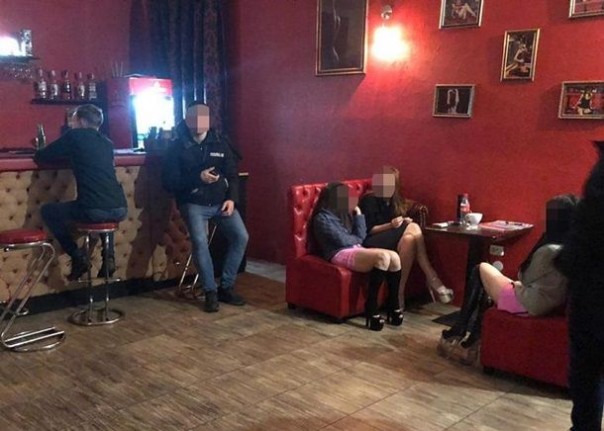 В Киеве "накрыли" очередной стриптиз-клуб с борделем