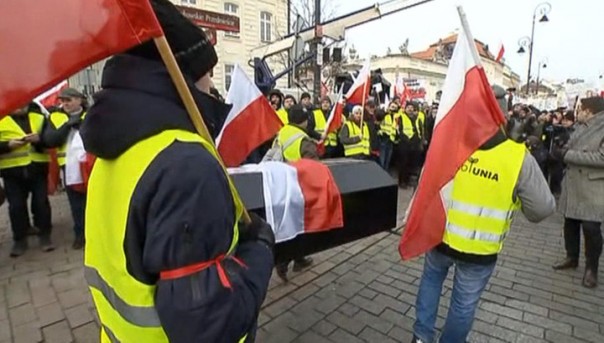 В Варшаве проходит массовая акция протеста работников сельского хозяйства | "Желтые жилеты" вышли на акцию протеста в Лондоне