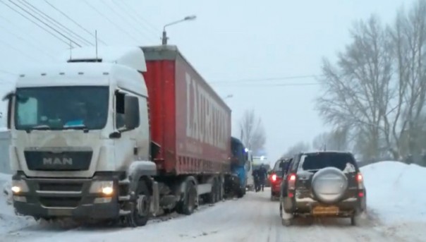 В Нижнем Новгороде автобус столкнулся с грузовиком: более 20 пострадавших