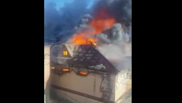 Очевидцы сняли на видео полыхающий торговый центр на Сахалине
