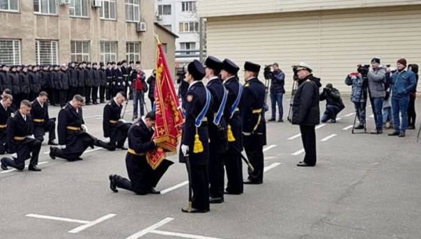 Порошенко поздравил провокаторов с лейтенантскими погонами