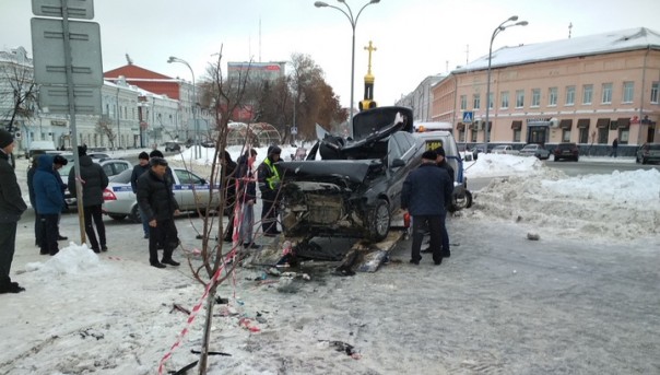 Автомобиль BMW, в салоне которого было семь человек, врезался в дом в Ульяновске. Видео