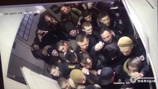 Камеры наблюдения запечатлели попытку штурма радикалами полицейского управления в Киеве