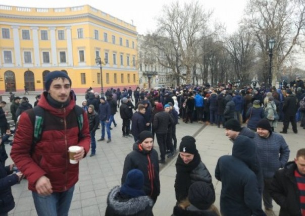 Троллинг по-одесски: На призыв заработать на митинге за фальшивого кандидата в Одессе собралось около 1000 человек
