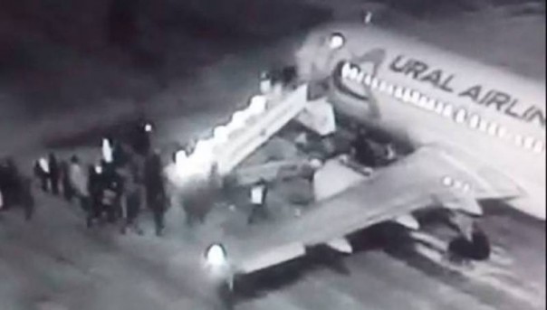 Падение людей с трапа в аэропорту Барнаула попало на видео