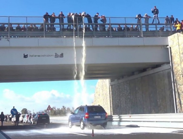 В Италии фермеры выливают молоко на проезжающие под мостом автомобили в знак протеста