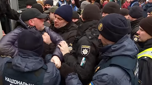 Порошенко выигрывает первую стычку. О силовых контактах фаворитов украинских выборов. Ростислав Ищенко