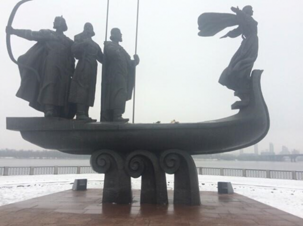 Видимо хотели декоммунизировать: Вандалы повредили памятник основателям Киева