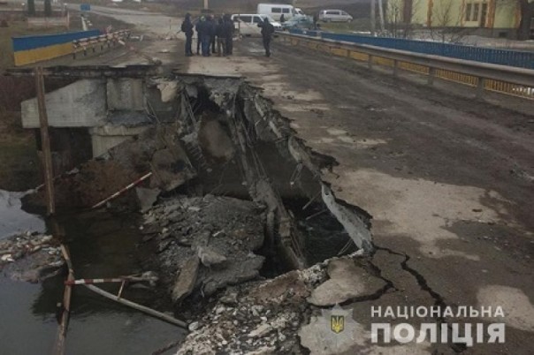 Не спасли желто-голубые перила: на Тернопольщине рухнул мост, соединяющий два района