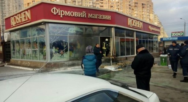 В Киеве горел магазин Roshen: очевидцы уверяют, что это поджог